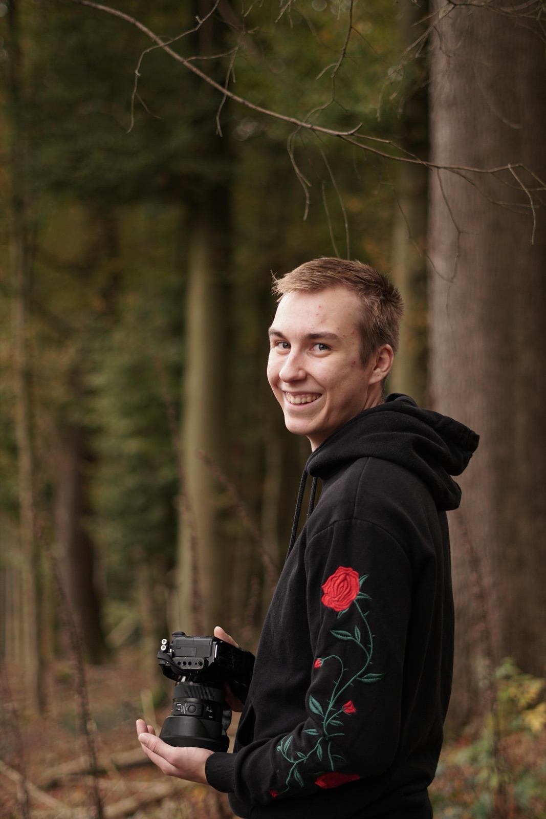 Jannik Fischer mit Kamera im Wald
