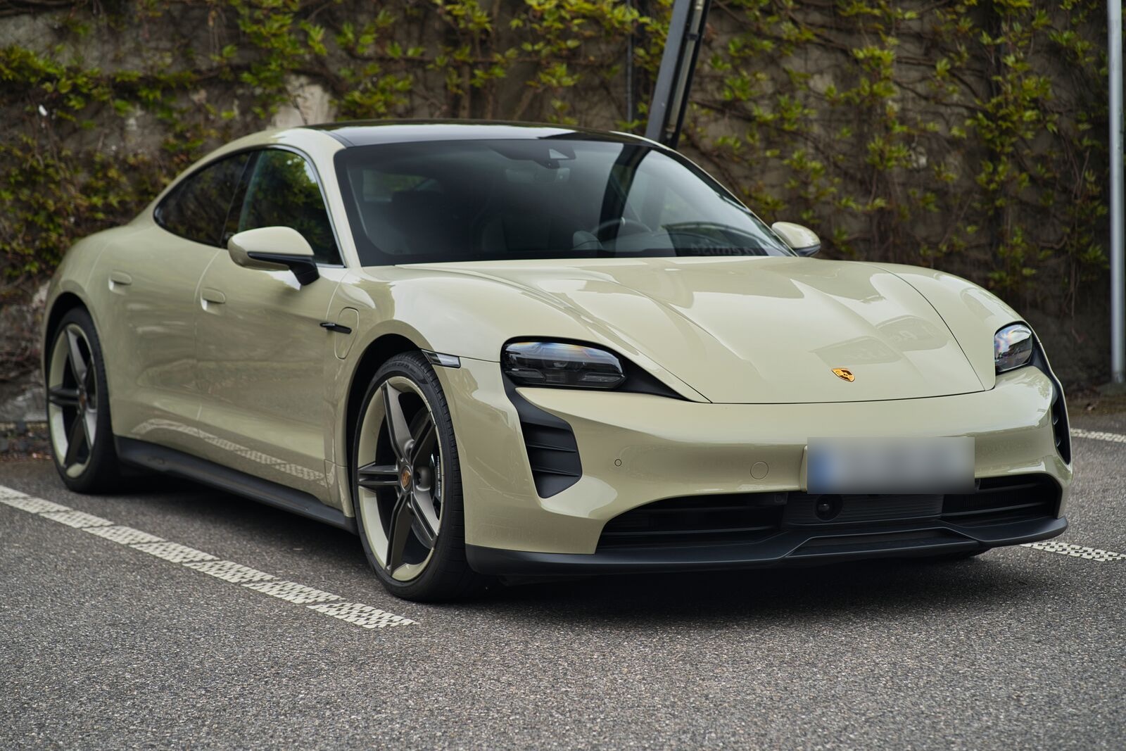 Porsche Taycan in der Stadt bei Nacht