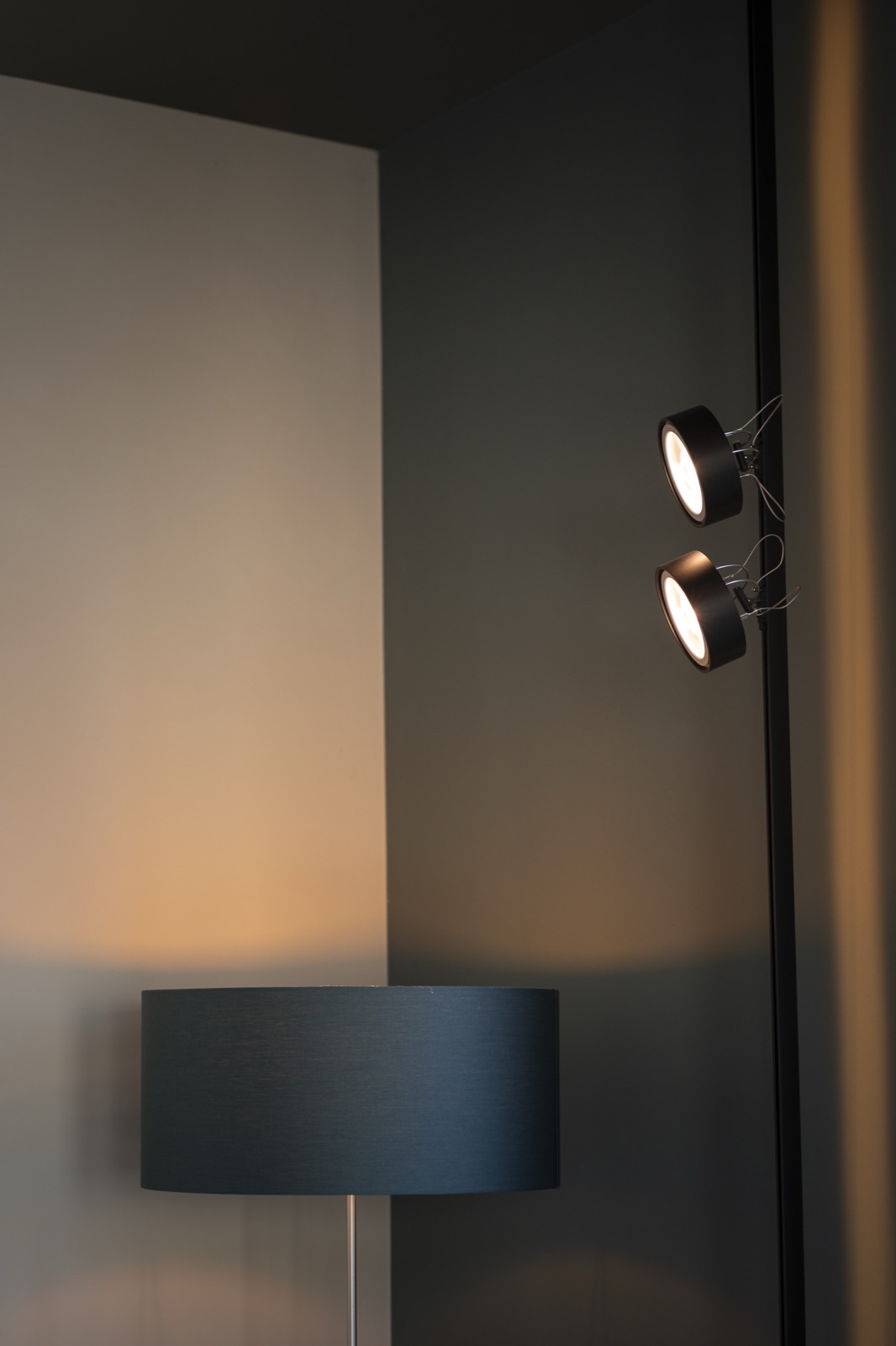 Detailaufnahme einer Leuchte bei Kunstlicht
