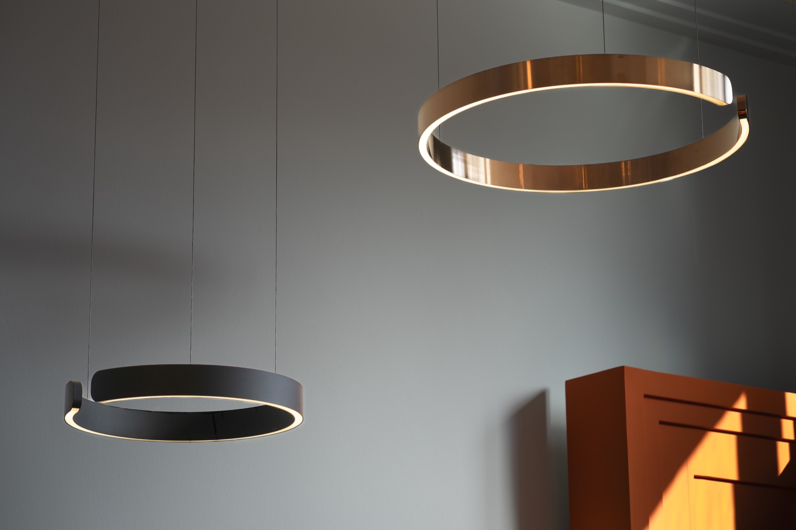 Leuchten in der Ausstellung von Kunstlicht