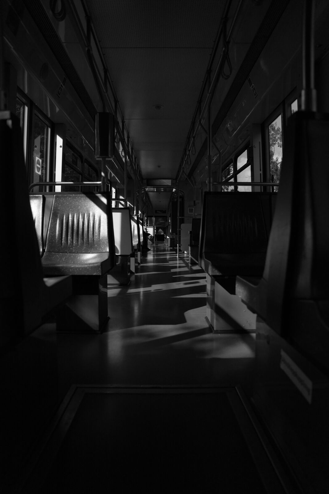 Licht und Schatten in einer leeren Straßenbahn der Linie 3