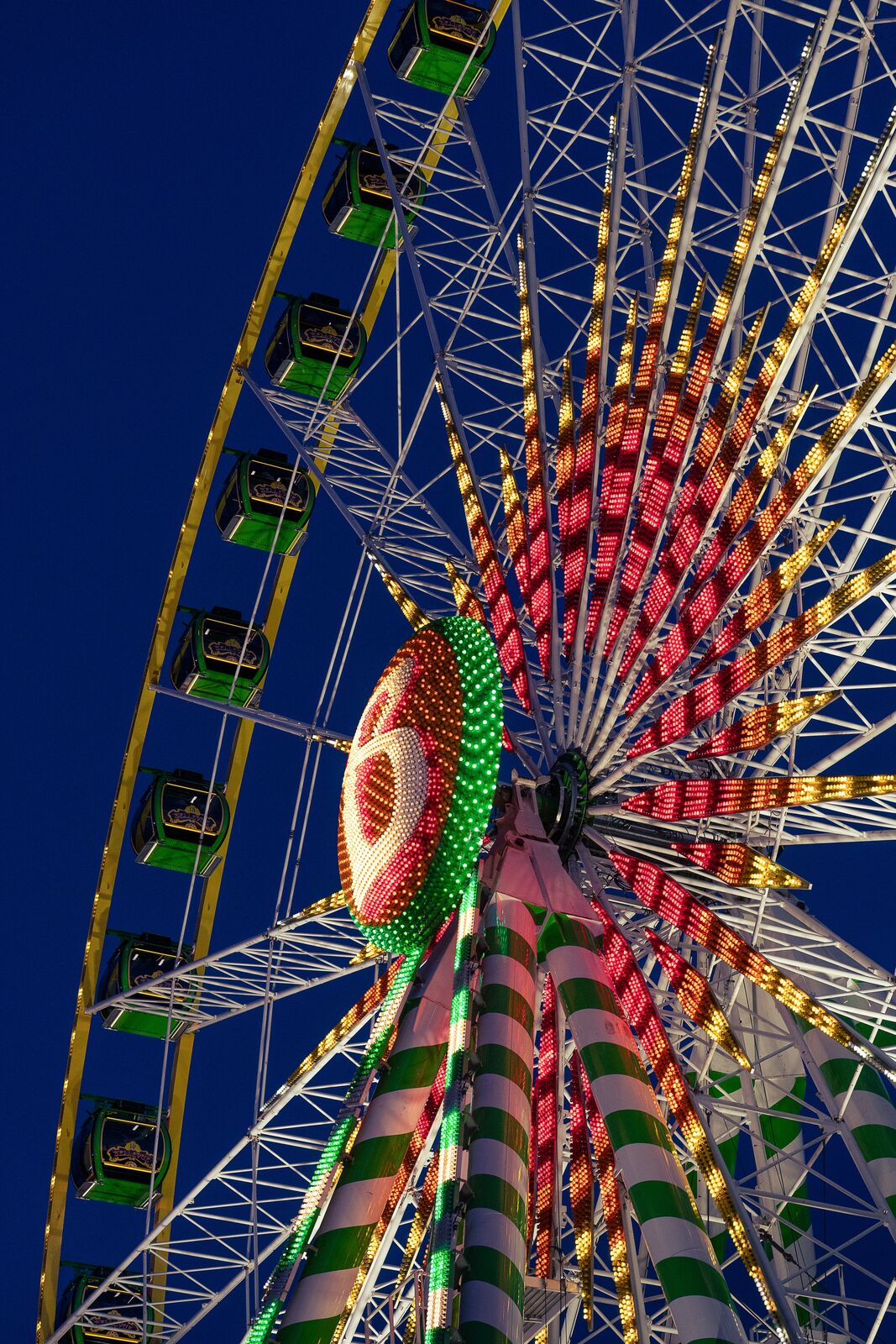 Riesenrad in der Abenddämmerung auf der Rheinkirmes in Düsseldorf