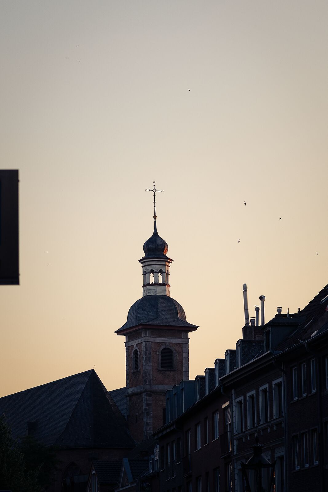 Turm der Kreuzherrenkirche in Düsseldorf im Sonnenuntergang