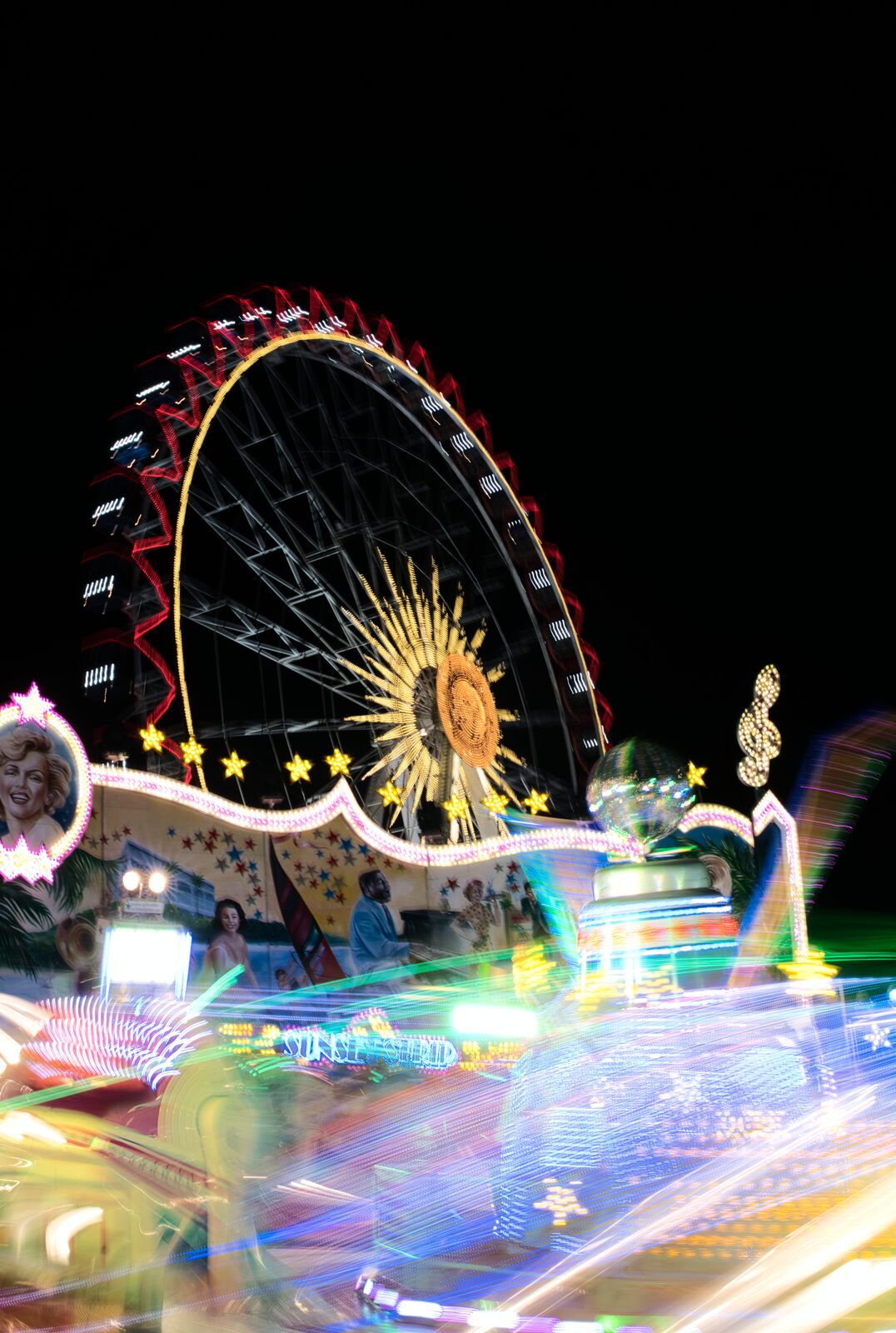 Fahrgeschäft auf der Rheinkirmes